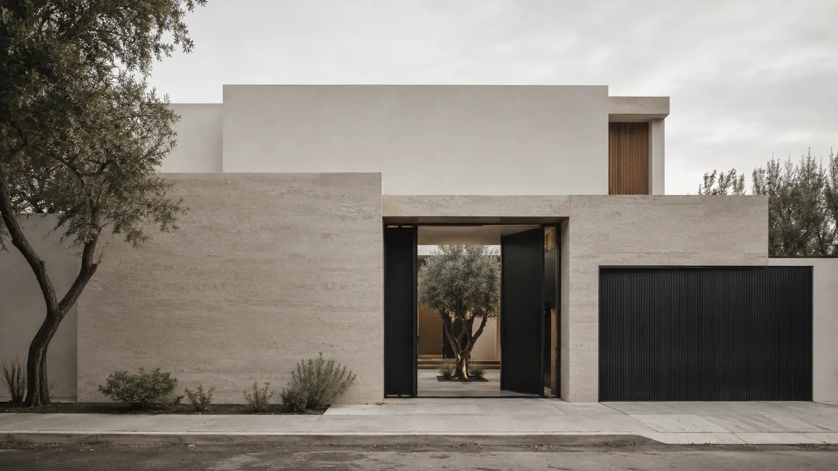 Casa urbana de travertino con patio de olivo
